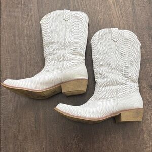 Coconuts by Matisse Women's Gaucho White Cowboy Boots Size 10
